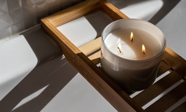 Czy świece zapachowe są bezpieczne dla naszego zdrowia? Odpowiedź nie jest prosta. Zobacz, które świece wybierać i jak je prawidłowo palić