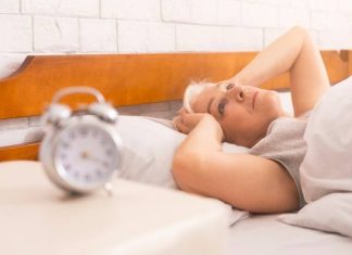 Nie możesz spać przez natrętne myśli? Tak się ich pozbędziesz. Wypróbuj 3 proste sposoby na wyciszenie nocnych rozmyślań i spokojny sen