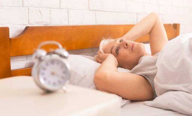 Nie możesz spać przez natrętne myśli? Tak się ich pozbędziesz. Wypróbuj 3 proste sposoby na wyciszenie nocnych rozmyślań i spokojny sen