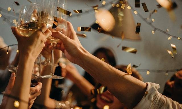 Jak uniknąć kaca? Zachowaj umiar w piciu alkoholu oraz wypróbuj kilka prostych rad. Sprawdź, jak pić, aby następnego dnia nie bolała głowa