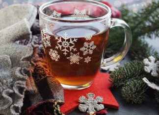Herbata ze świerku na przeziębienie i kaszel. Wykorzystaj igły ze świątecznej choinki. Jak przygotować herbatę świerkową? Wypróbuj przepis