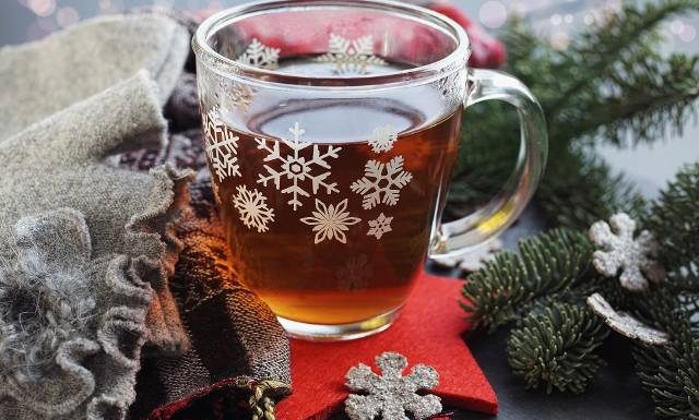 Herbata ze świerku na przeziębienie i kaszel. Wykorzystaj igły ze świątecznej choinki. Jak przygotować herbatę świerkową? Wypróbuj przepis