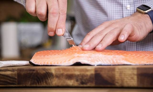 Masz ość w gardle? Sprawdź, jak skutecznie pozbyć się rybiej ości z jamy ustnej. Czy domowe sposoby na usunięcie kolki są bezpieczne?
