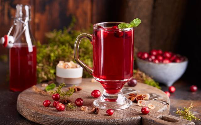 Sok z żurawiny to remedium na zapalenie pęcherza, serce i żołądek. Wzmacnia odporność jak naturalny antybiotyk