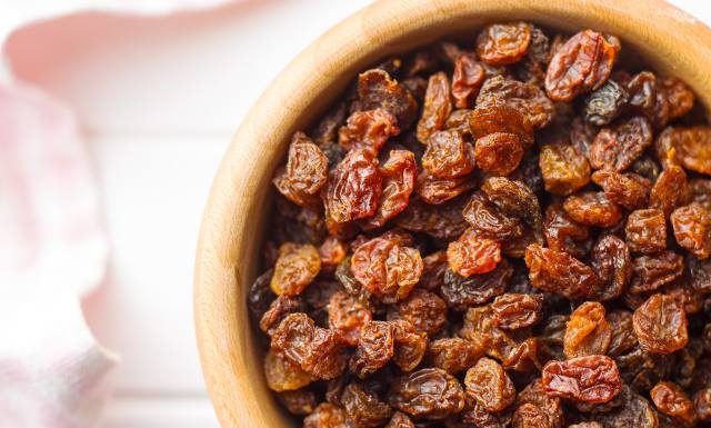 Co się stanie z twoim ciałem, gdy codziennie będziesz jeść rodzynki? Efekty zobaczysz m.in. na skórze. Sprawdź, czy rodzynki są zdrowe