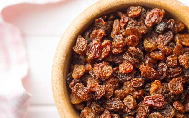 Co się stanie z twoim ciałem, gdy codziennie będziesz jeść rodzynki? Efekty zobaczysz m.in. na skórze. Sprawdź, czy rodzynki są zdrowe