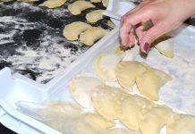 Tak zamrozisz pierogi i krokiety na Wigilię, a także nadmiar świątecznego jedzenia. Zobacz też, jak bezpiecznie korzystać z mrożonek