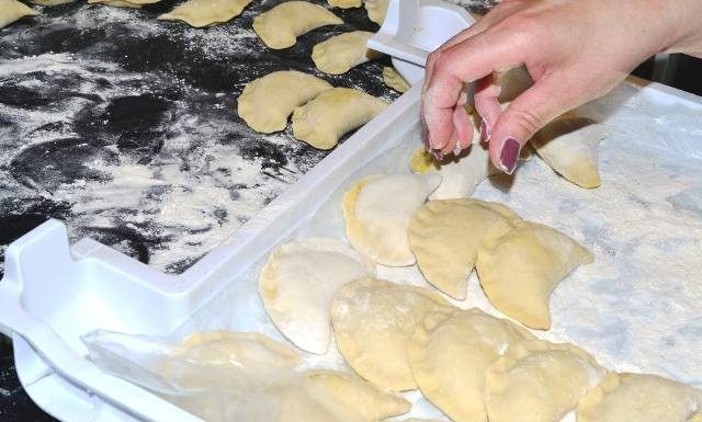 Tak zamrozisz pierogi i krokiety na Wigilię, a także nadmiar świątecznego jedzenia. Zobacz też, jak bezpiecznie korzystać z mrożonek