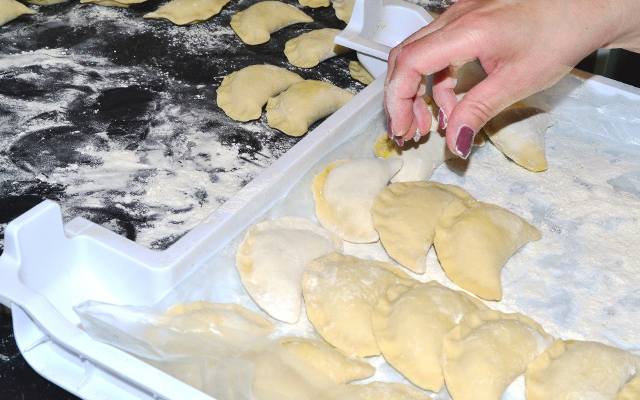 Tak zamrozisz pierogi i krokiety na Wigilię, a także nadmiar świątecznego jedzenia. Zobacz też, jak bezpiecznie korzystać z mrożonek