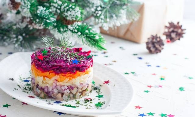 Tak odchudzisz każdą z 12 potraw na Wigilię. Tradycyjna kolacja będzie lżejsza i wciąż pyszna! Zobacz sposoby na lekkie dania świąteczne