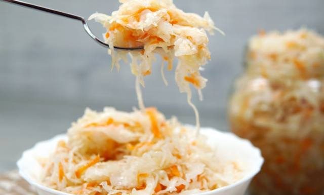 Ten błąd wiele osób popełnia przed Wigilią. Tego nigdy nie rób z kiszoną kapustą! Tak przygotujesz najzdrowszą kapustę z grzybami i bigos