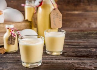 Ajerkoniak, czyli pyszny jajeczny likier na bazie surowych żółtek. Sprawdź, jak przechowywać ten słodki trunek. Czy ajerkoniak jest zdrowy?