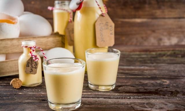 Ajerkoniak, czyli pyszny jajeczny likier na bazie surowych żółtek. Sprawdź, jak przechowywać ten słodki trunek. Czy ajerkoniak jest zdrowy?