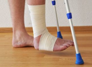 Czym się różni zwichnięcie od skręcenia? Jak leczyć zwichnięcie kostki, barku i nadgarstka?