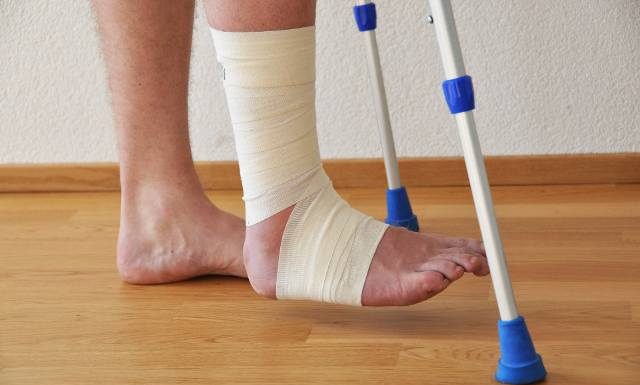 Czym się różni zwichnięcie od skręcenia? Jak leczyć zwichnięcie kostki, barku i nadgarstka?