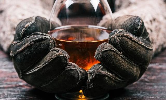 Co ci grozi, gdy będziesz pić alkohol na mrozie? Sprawdź, na co zwrócić uwagę, by nie zrobić sobie poważnej krzywdy