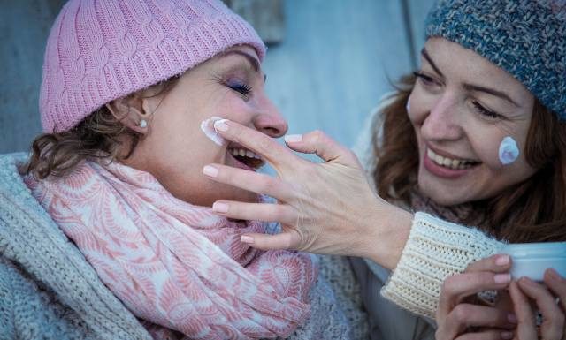 Jaki krem ochroni cerę przed mrozem? Zobacz, czym smarować twarz, gdy panują ujemne temperatury