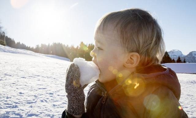 Czy można jeść śnieg? Odpowiedź może cię zaskoczyć! Sprawdź, czego lepiej unikać. Czy jedzenie śniegu odwadnia?