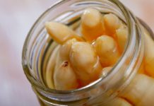 Tak trują nas producenci. Dodawany na potęgę: dewastuje wątrobę, miażdży serce