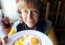 20 lat badań dało niezbite dowody: śniadanie o tej porze skraca życie