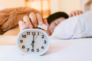 Zmiana czasu na letni 2026. W tym roku wcześniej przestawimy zegarki