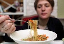 Kolacja o tej porze zwiększa ryzyko cukrzycy. Kortyzol szybuje w górę