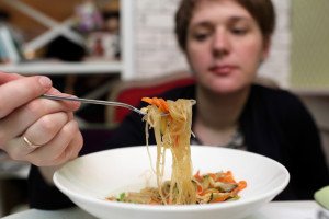 Kolacja o tej porze zwiększa ryzyko cukrzycy. Kortyzol szybuje w górę