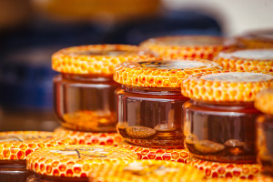 40 proc. miodów nie zdało testów. Ten grzech producenci popełniają najczęściej