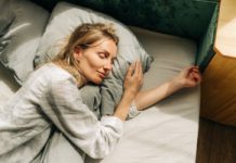 Zasypiasz w mniej niż 30 minut? Naukowcy: to kluczowy objaw