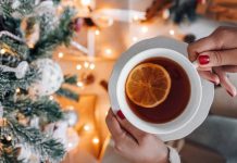 Rozgrzej się zimową herbatą. W każdy dzień tygodnia dodaj inne aromatyczne dodatki. Wypróbuj te smaczne i zdrowe przepisy