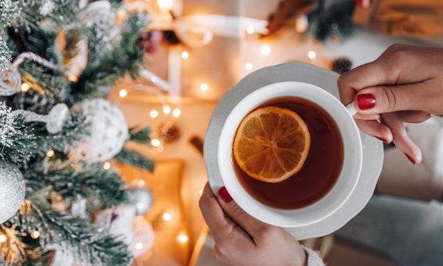 Rozgrzej się zimową herbatą. W każdy dzień tygodnia dodaj inne aromatyczne dodatki. Wypróbuj te smaczne i zdrowe przepisy