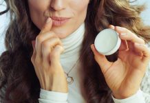 Tania, ale wcale nie taka dobra. Dlaczego warto przestać stosować wazelinę do ust i skóry? Zobacz, co lepiej wybrać zamiast niej