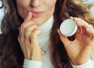 Tania, ale wcale nie taka dobra. Dlaczego warto przestać stosować wazelinę do ust i skóry? Zobacz, co lepiej wybrać zamiast niej