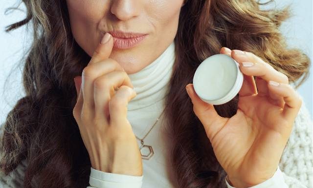 Tania, ale wcale nie taka dobra. Dlaczego warto przestać stosować wazelinę do ust i skóry? Zobacz, co lepiej wybrać zamiast niej