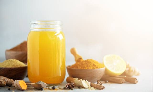 Nalewka z kurkumy to silny środek przeciwzapalny. Użyj przyprawy suszonej lub świeżej. Przepis i właściwości leczniczego przetworu