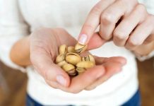 Nie chcesz przytyć? Zamiast batonika podjadaj pistacje i nie bój się kalorii. Orzechy zredukują oponkę na brzuchu i obniżą poziom cukru