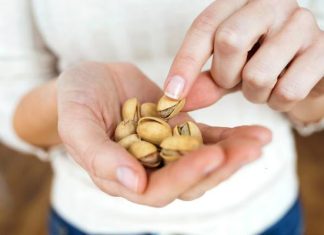 Nie chcesz przytyć? Zamiast batonika podjadaj pistacje i nie bój się kalorii. Orzechy zredukują oponkę na brzuchu i obniżą poziom cukru