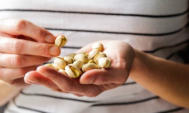 Są pyszne i zdrowe, ale nie każdy może je jeść? Dla tych osób mogą być szkodliwe. Jeśli do nich należysz, nie sięgaj po pistacje