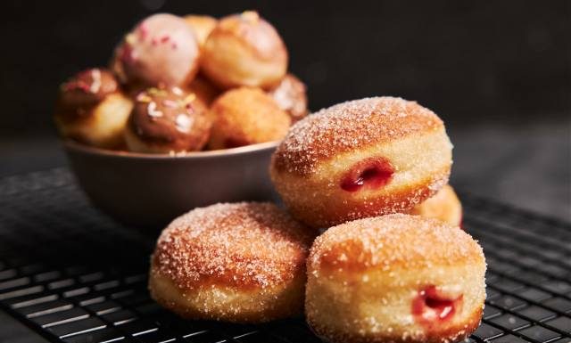 Pączek czy faworki – co ma mniej kalorii? Sprawdź, co wybrać na tłusty czwartek