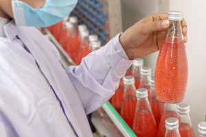 Śledztwo ujawniło: producenci potajemnie dodają do żywności. 111 substancji na liście