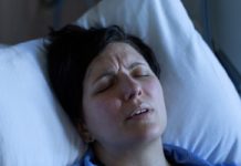 Pojawia się w środku nocy. Może wskazywać na nieodwracalne zmiany w mózgu