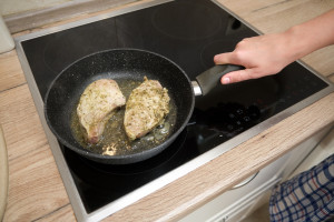 Powszechny błąd w kuchni. Kosztuje zdrowie, prowadzi do raka
