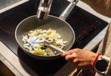 Banalny błąd przy smażeniu. Polacy popełniają na potęgę i rujnują zdrowie