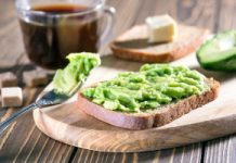 Kawa i awokado na zakazanej liście. „Może dojść do reakcji krzyżowych”