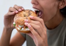 Śniadanie o tej godzinie zmienia metabolizm. Kilogramy zaczną spadać