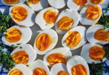 Najzdrowszy dodatek do jajek. Pomaga przy zapchanych jelitach