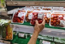 Koktajl 264 pestycydów. Znamy Brudną Dwunastkę 2026: na liście truskawki i szpinak