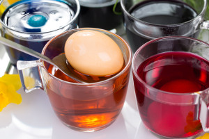 Kontrowersyjne barwniki do jajek wielkanocnych. Szczególnie groźne dla dzieci