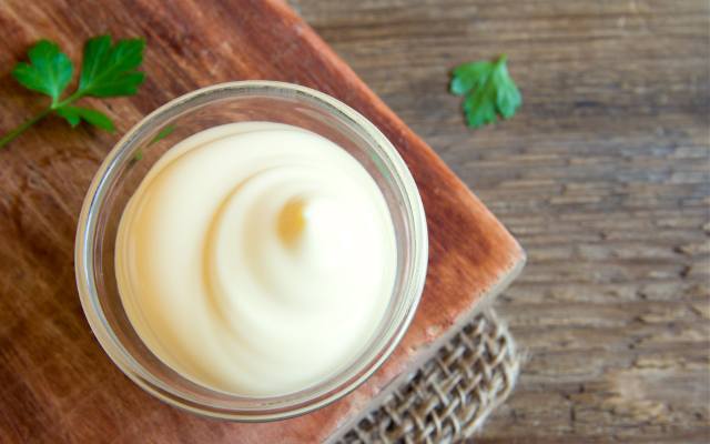 Czym zastąpić majonez? Lżejsze i zdrowsze zamienniki, które smakują równie dobrze