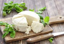Jaki biały ser jest najzdrowszy? Sprawdź, ile kalorii ma twaróg chudy, półtłusty i inne rodzaje, jakie zawiera witaminy i jak go zrobić